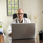 Besök, diagnos och recept över nätet – första digitala vårdcentralen har öppnat